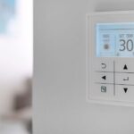 ¿Cómo afecta el controlador de temperatura a la vida útil del sistema de aire acondicionado?